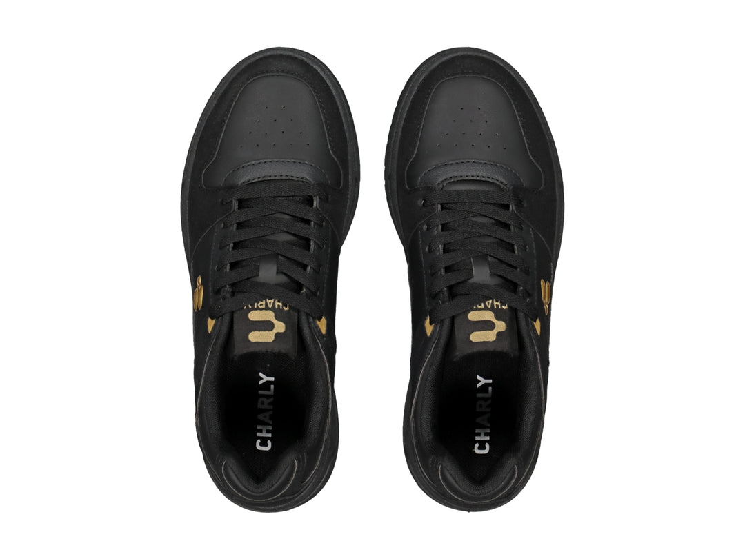 Tenis deportivos Charly color negro con detalles en dorado y suela negra.