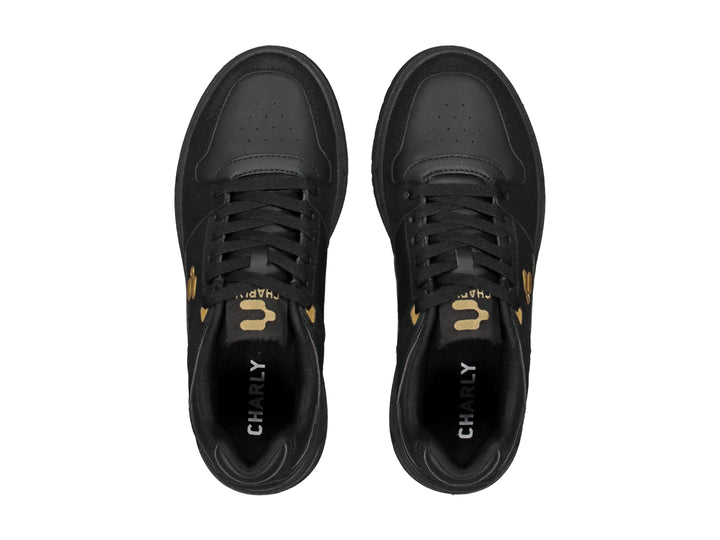 Tenis deportivos Charly color negro con detalles en dorado y suela negra.