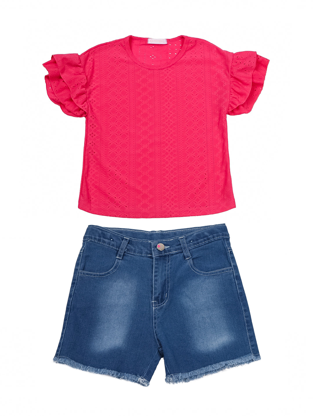 Conjunto para niña con playera fucsia de mangas volantes y shorts de mezclilla azul.