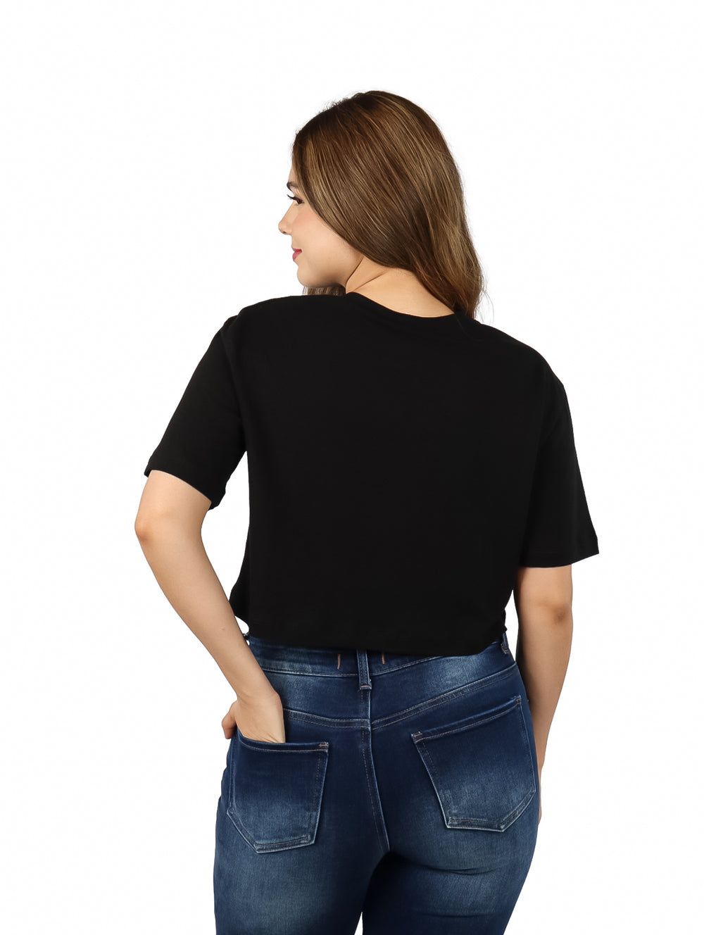 Mujer vistiendo un croptop negro de marca FRIKHA con estampado gráfico de caballo y texto en azul y rosa.