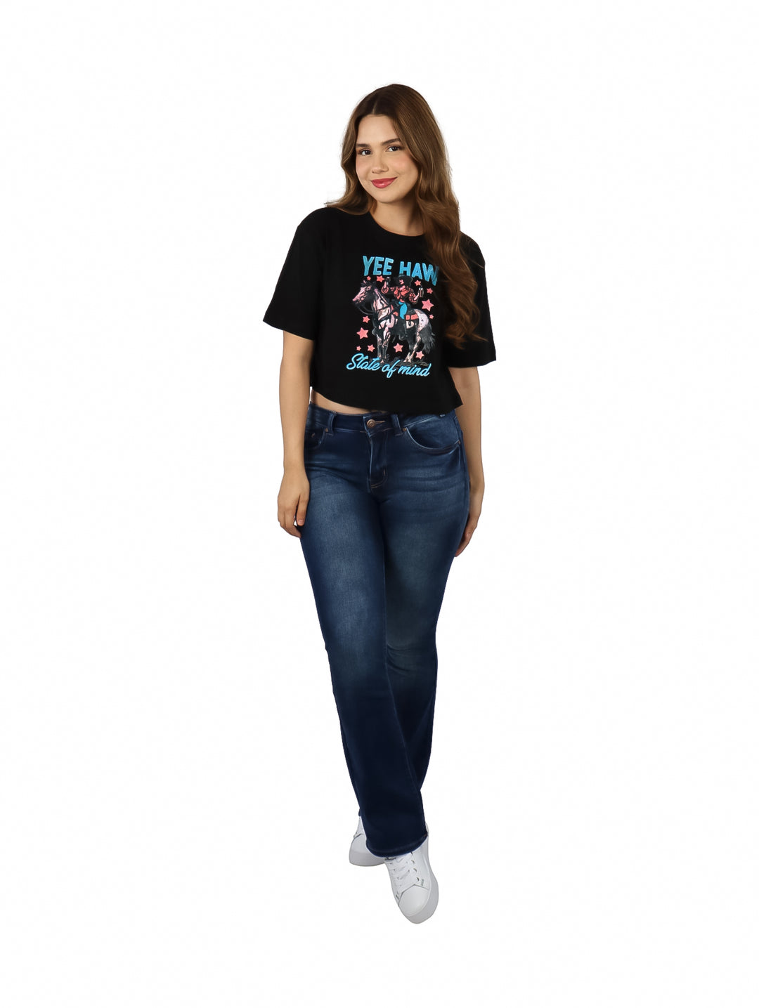 Mujer vistiendo un croptop negro de marca FRIKHA con estampado gráfico de caballo y texto en azul y rosa.