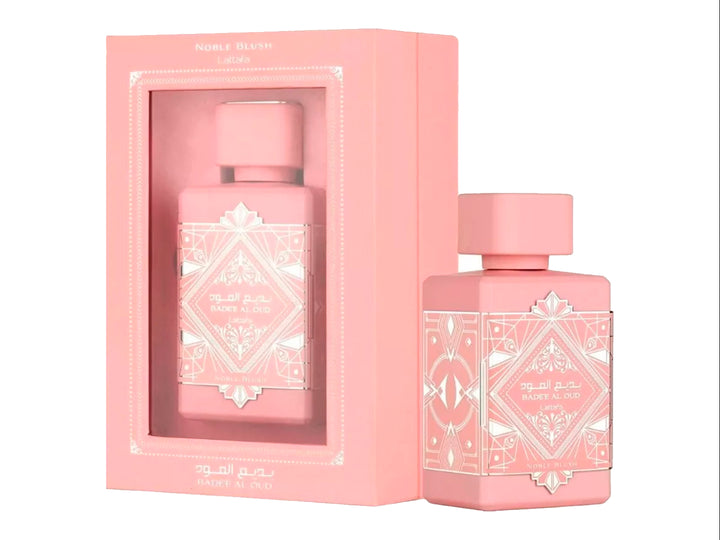 Perfume Lattafa Noble Blush de 100 ml en botella y caja color rosa con detalles ornamentales blancos.