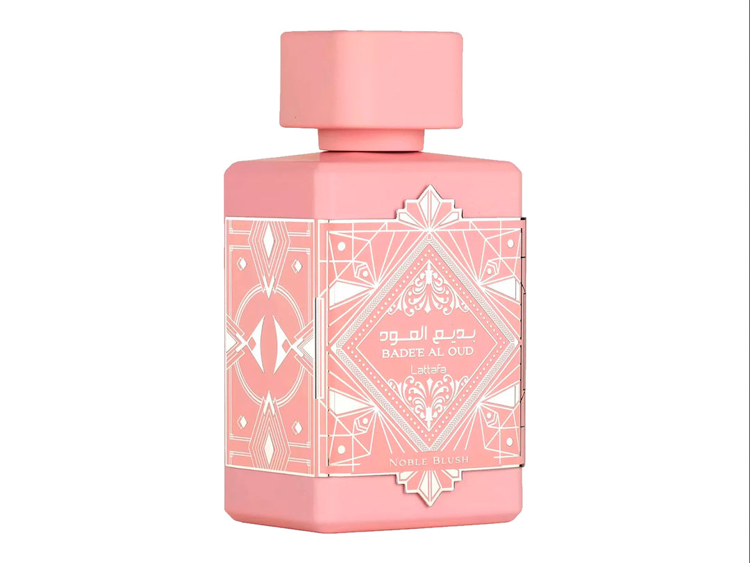 Perfume Lattafa Noble Blush de 100 ml en botella y caja color rosa con detalles ornamentales blancos.