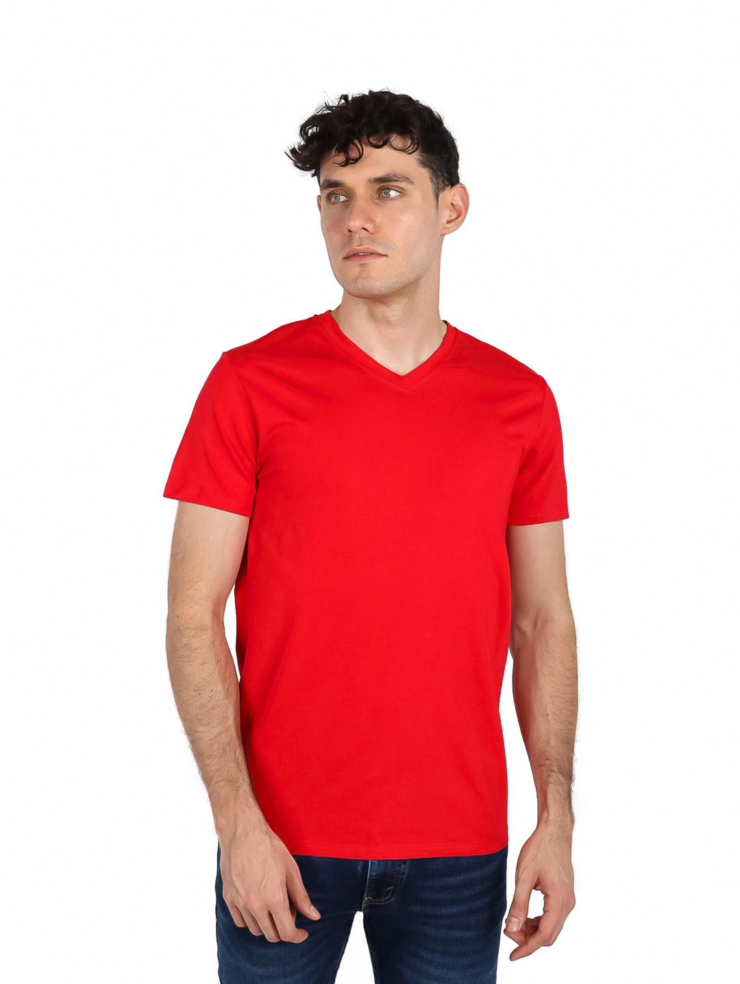 Hombre vistiendo una playera roja de cuello en V y manga corta.