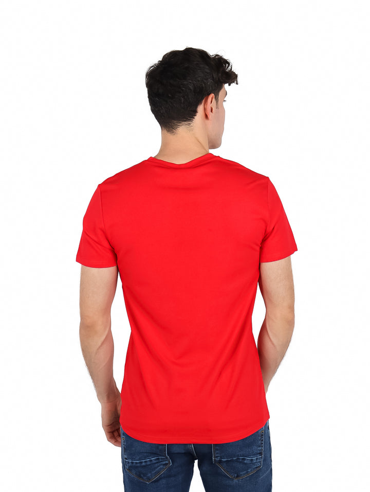 Hombre vistiendo una playera roja de cuello en V y manga corta.