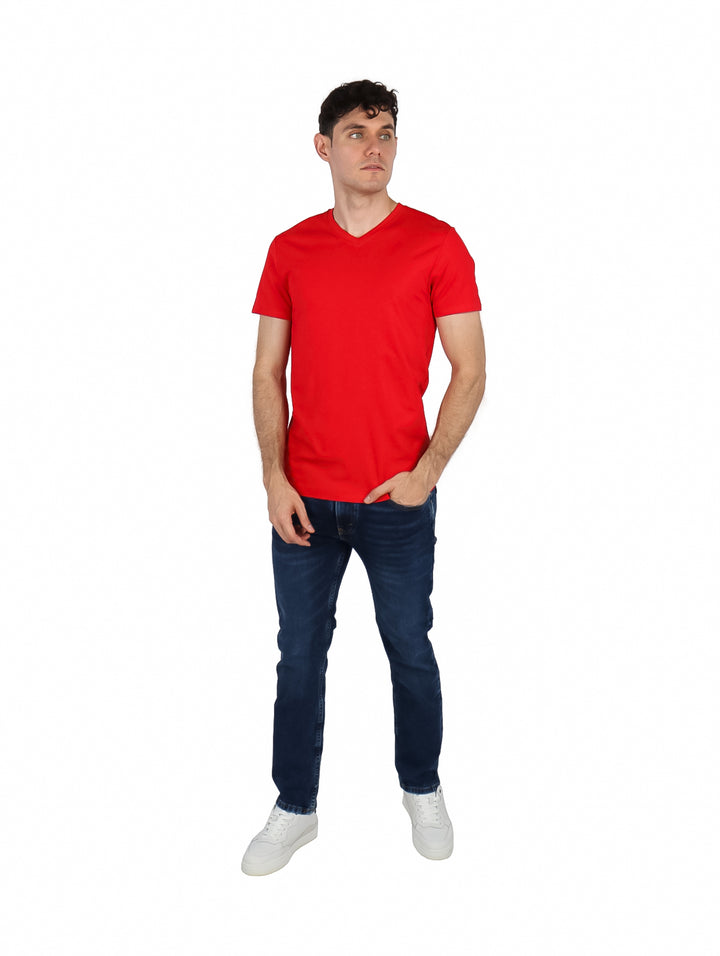 Hombre vistiendo una playera roja de cuello en V y manga corta.