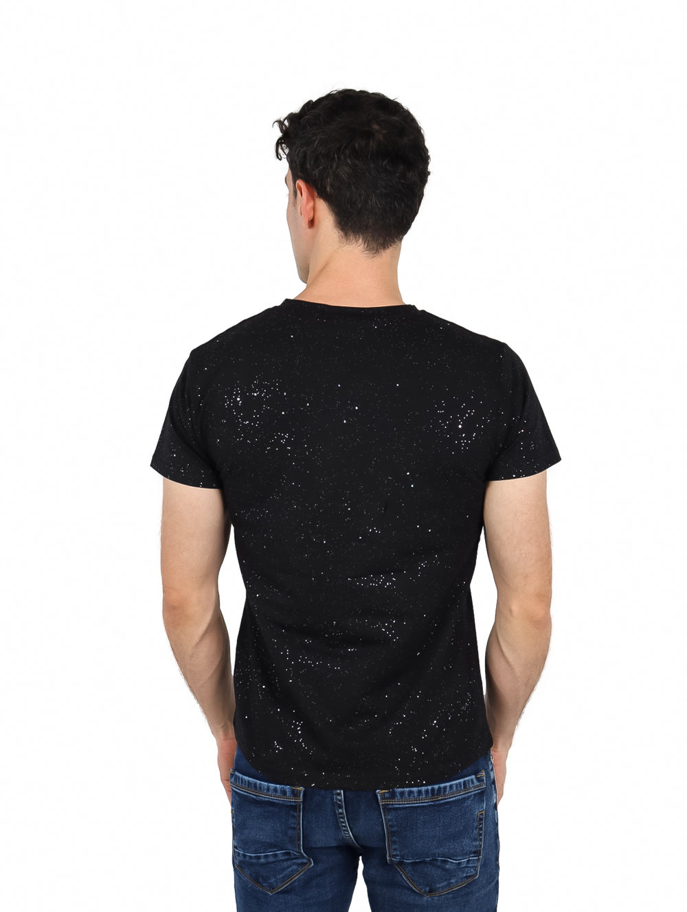 Hombre vistiendo playera negra de manga corta con efecto de salpicaduras blancas y cuello redondo.