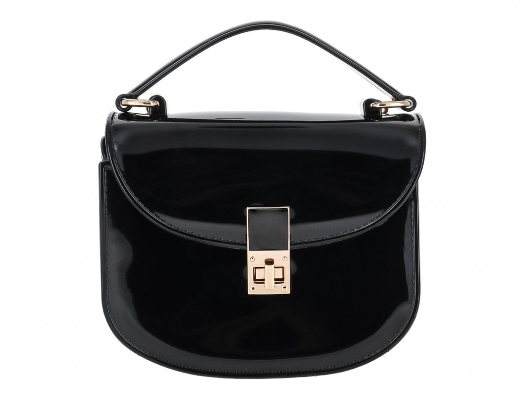 Bolso de hombro color negro brillante con asa corta y cierre metálico dorado.