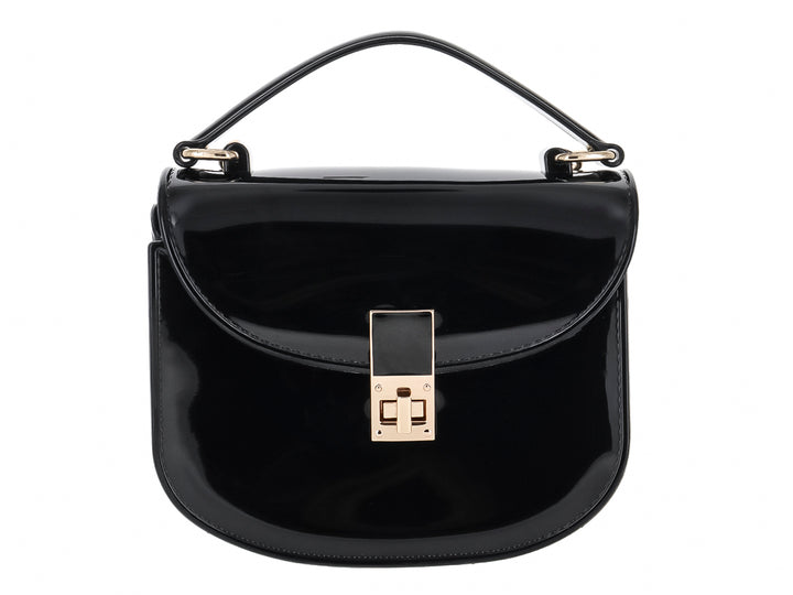Bolso de hombro color negro brillante con asa corta y cierre metálico dorado.