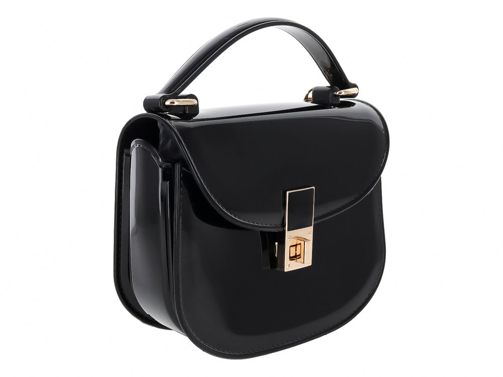 Bolso de hombro color negro brillante con asa corta y cierre metálico dorado.