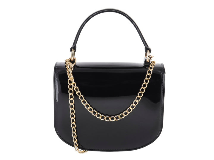 Bolso de hombro color negro brillante con asa corta y cierre metálico dorado.