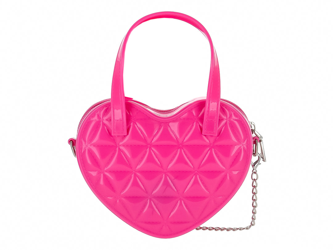 Bolso de hombro en forma de corazón color fushia brillante con textura acolchada y correa de cadena plateada.