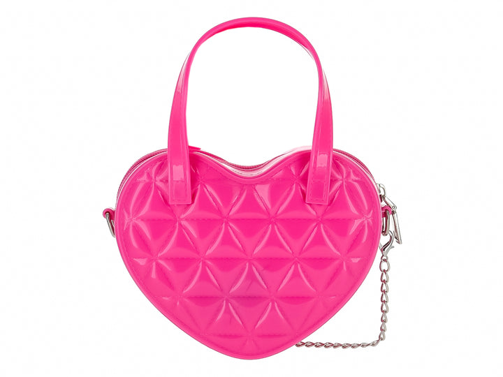 Bolso de hombro en forma de corazón color fushia brillante con textura acolchada y correa de cadena plateada.