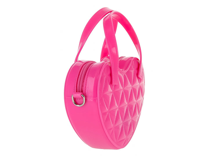 Bolso de hombro en forma de corazón color fushia brillante con textura acolchada y correa de cadena plateada.