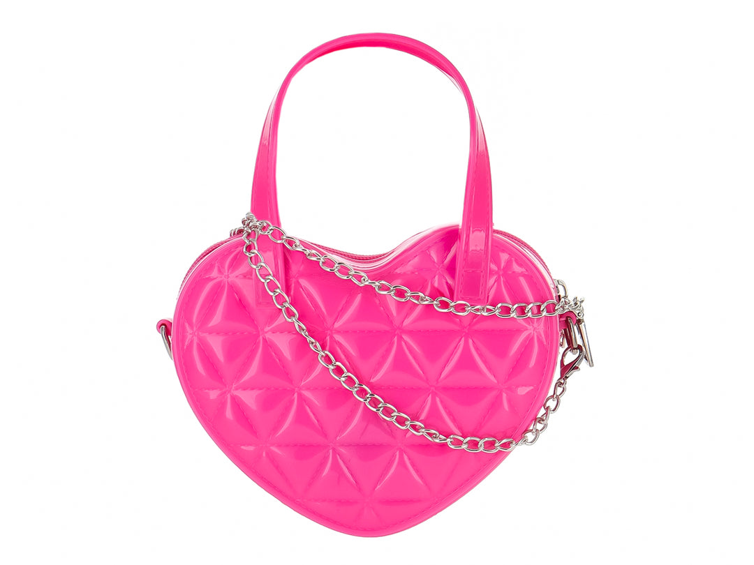 Bolso de hombro en forma de corazón color fushia brillante con textura acolchada y correa de cadena plateada.