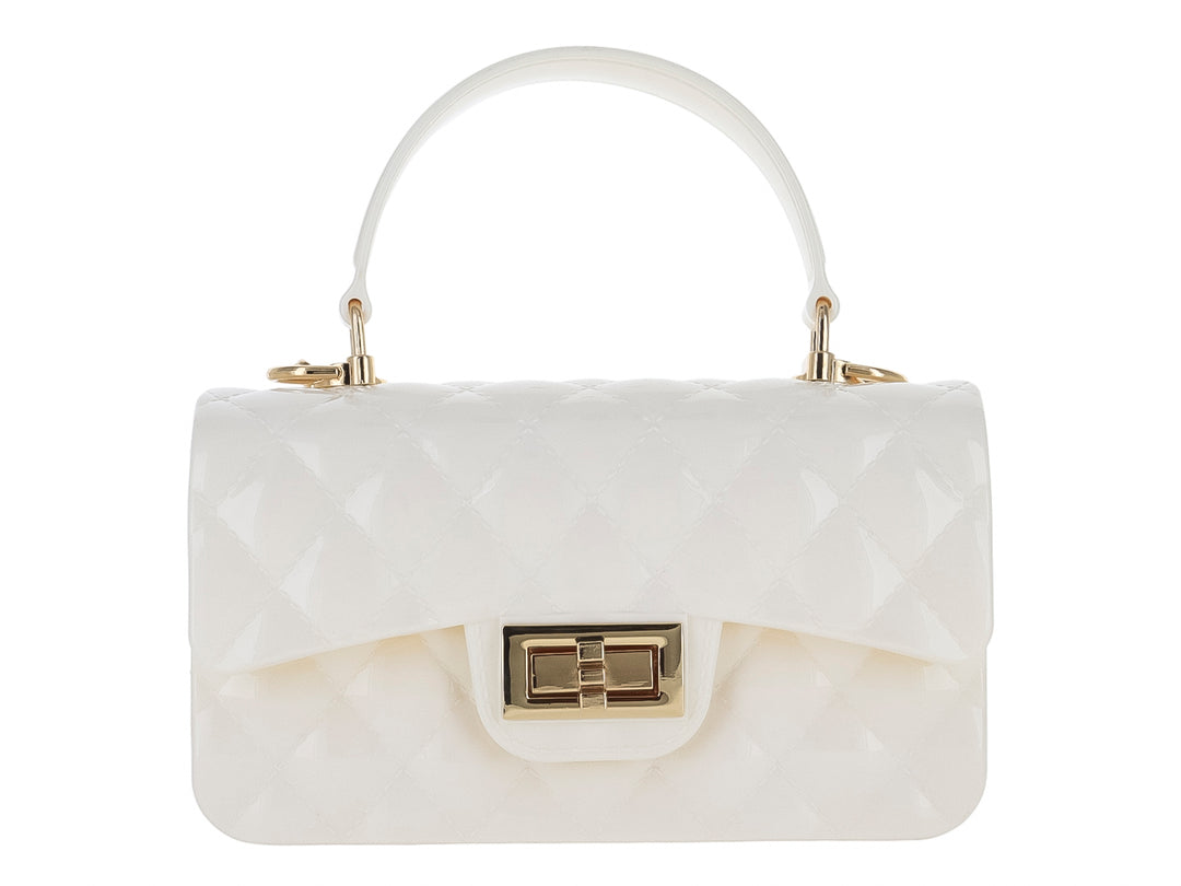 Bolso de hombro color latte con diseño acolchado, asa superior y cierre metálico dorado.