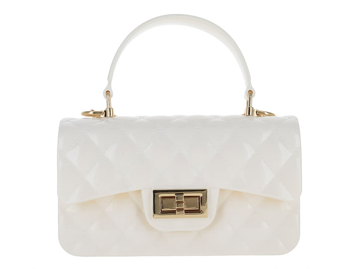 Bolso de hombro color latte con diseño acolchado, asa superior y cierre metálico dorado.