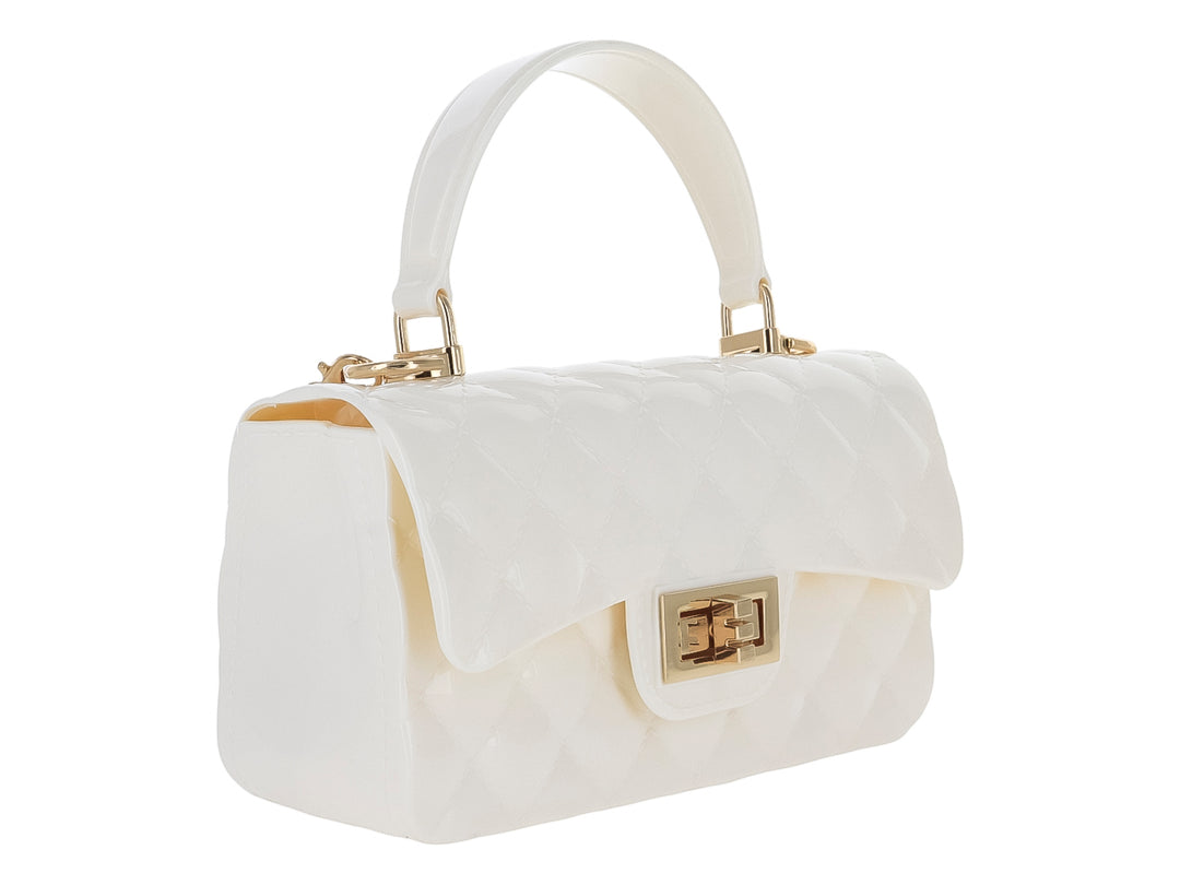 Bolso de hombro color latte con diseño acolchado, asa superior y cierre metálico dorado.