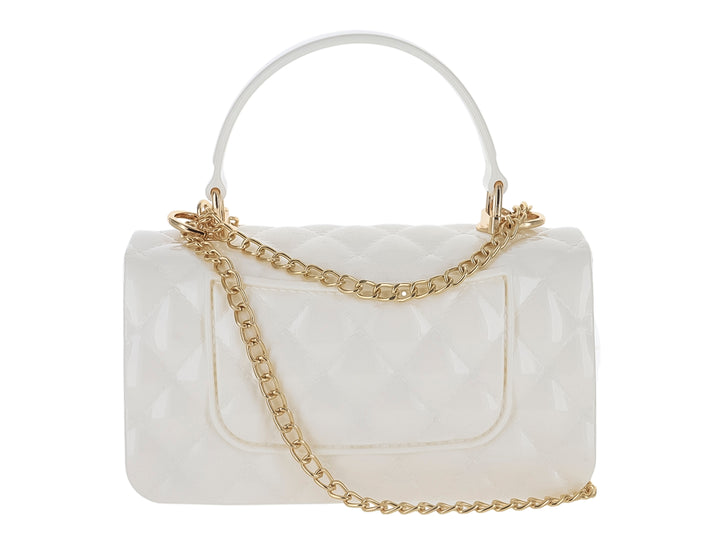 Bolso de hombro color latte con diseño acolchado, asa superior y cierre metálico dorado.