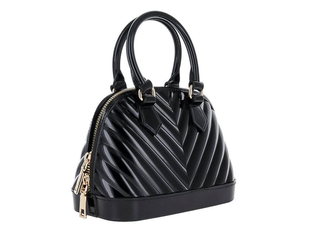 Bolsa de mano color negro brillante con diseño en relieve tipo chevron y detalles dorados.
