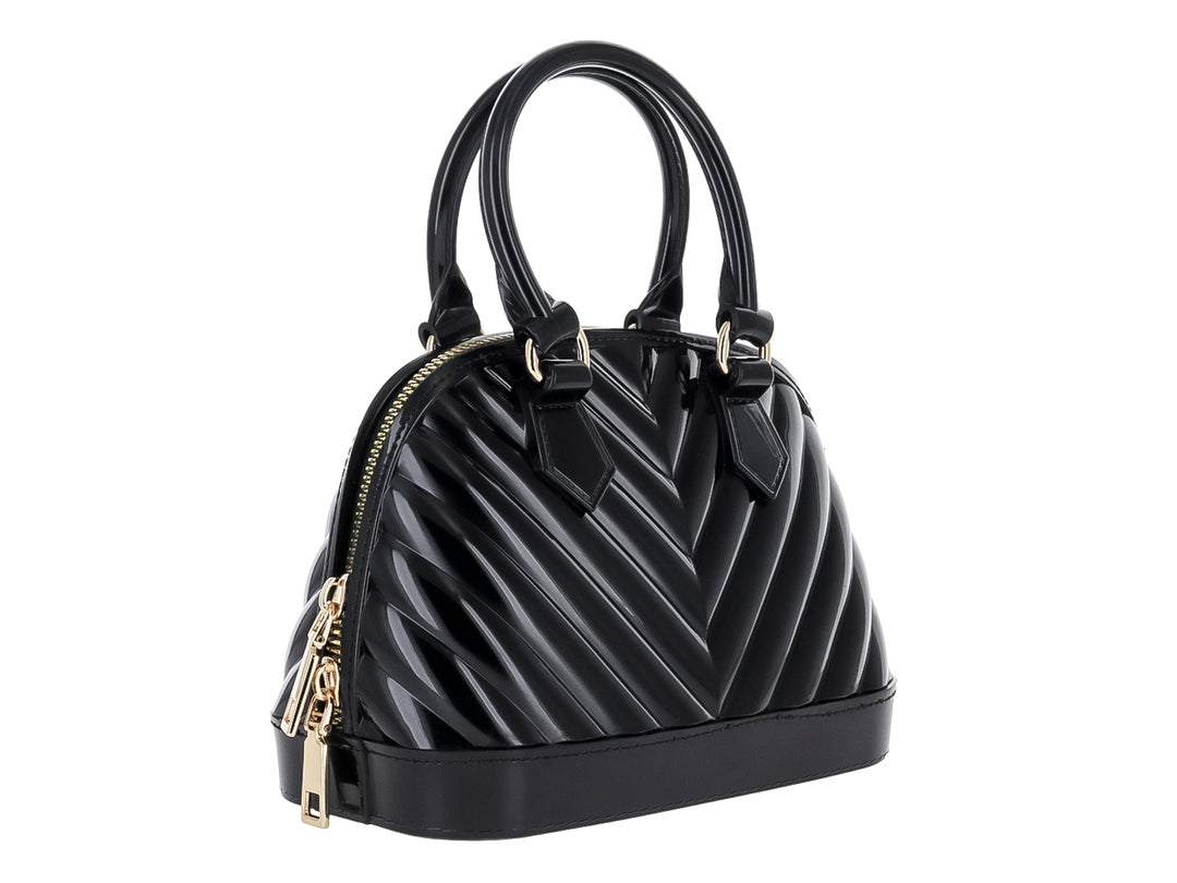 Bolsa de mano color negro brillante con diseño en relieve tipo chevron y detalles dorados.
