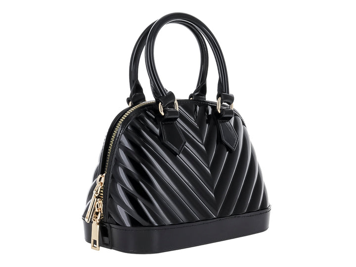 Bolsa de mano color negro brillante con diseño en relieve tipo chevron y detalles dorados.