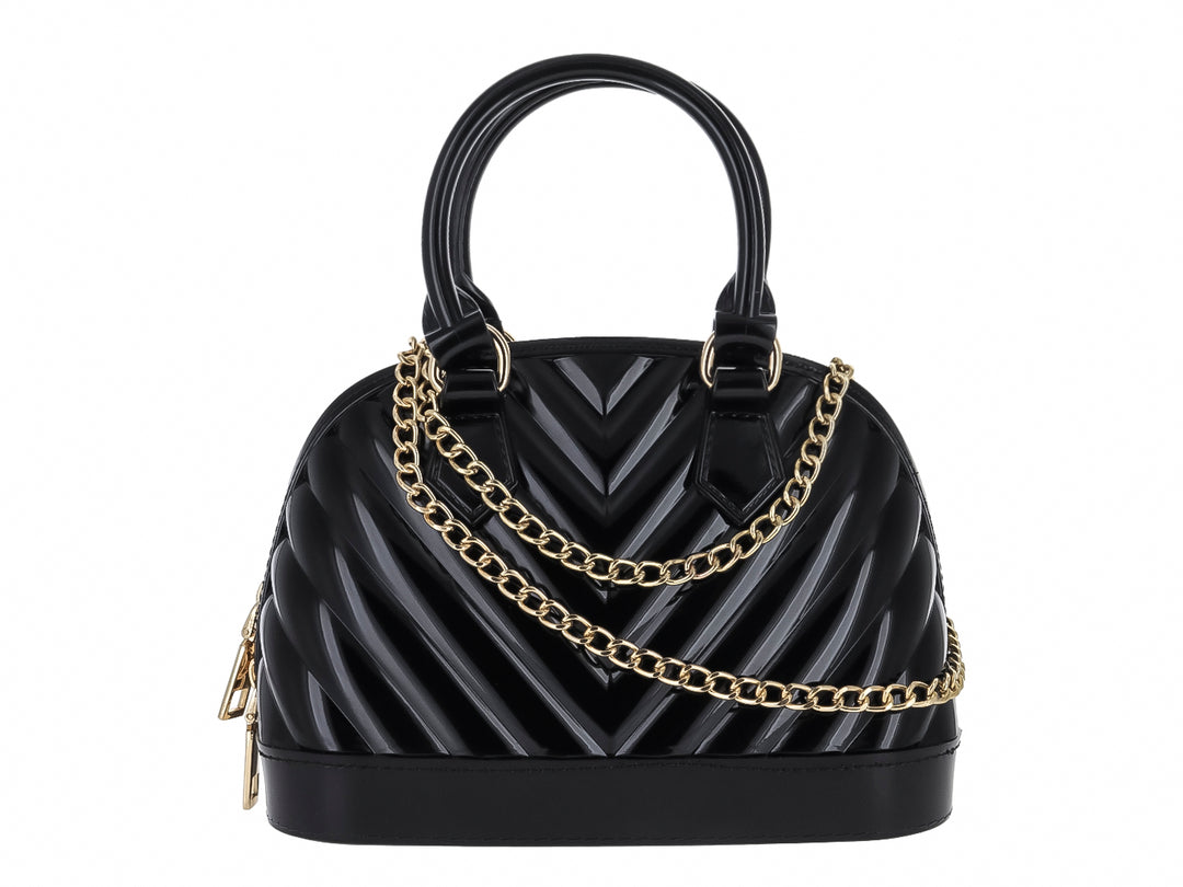 Bolsa de mano color negro brillante con diseño en relieve tipo chevron y detalles dorados.