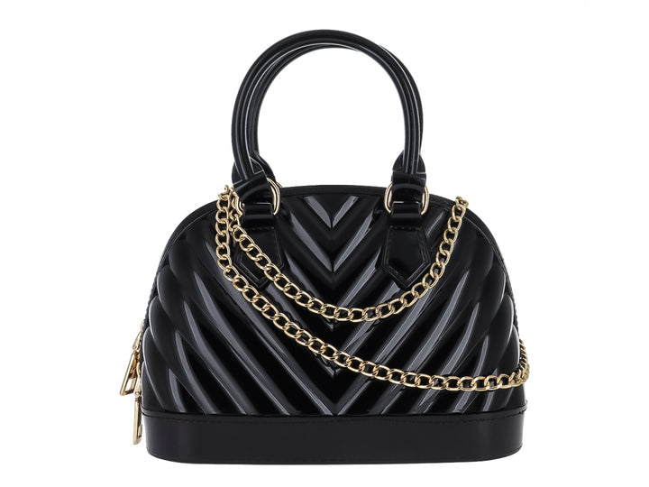 Bolsa de mano color negro brillante con diseño en relieve tipo chevron y detalles dorados.