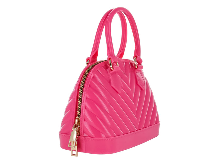 Bolso de mano color fushia con textura en relieve en forma de V y acabado brillante.