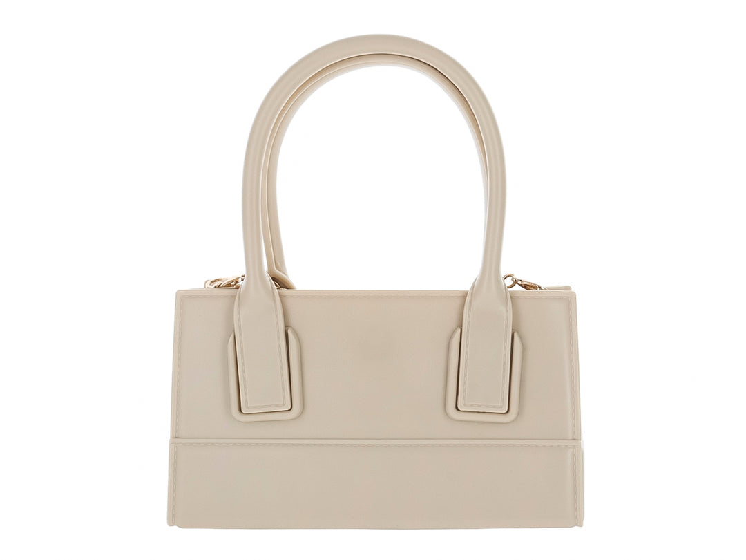 Bolso de mano color arena con diseño rectangular, estructura rígida y asas superiores redondeadas.
