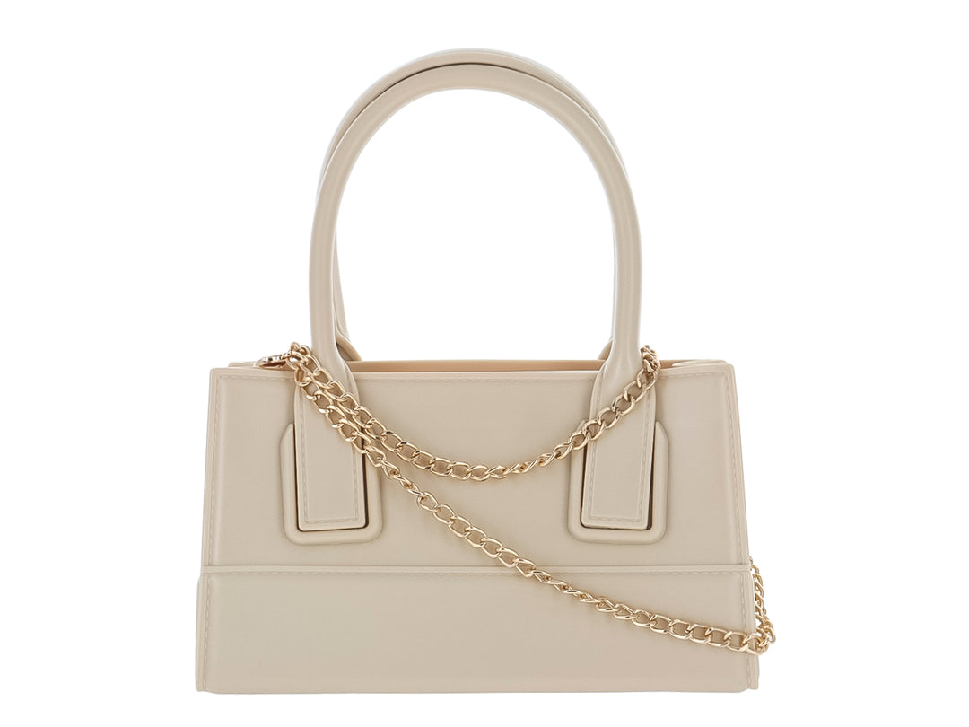 Bolso de mano color arena con diseño rectangular, estructura rígida y asas superiores redondeadas.