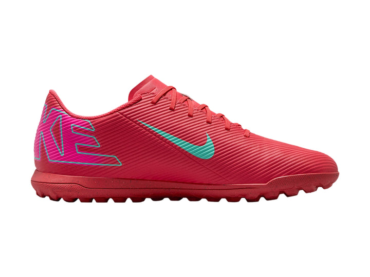 Zapato de fútbol Nike Vapor 16 Club color rojo Ember Glow con detalles en verde Aurora Green.