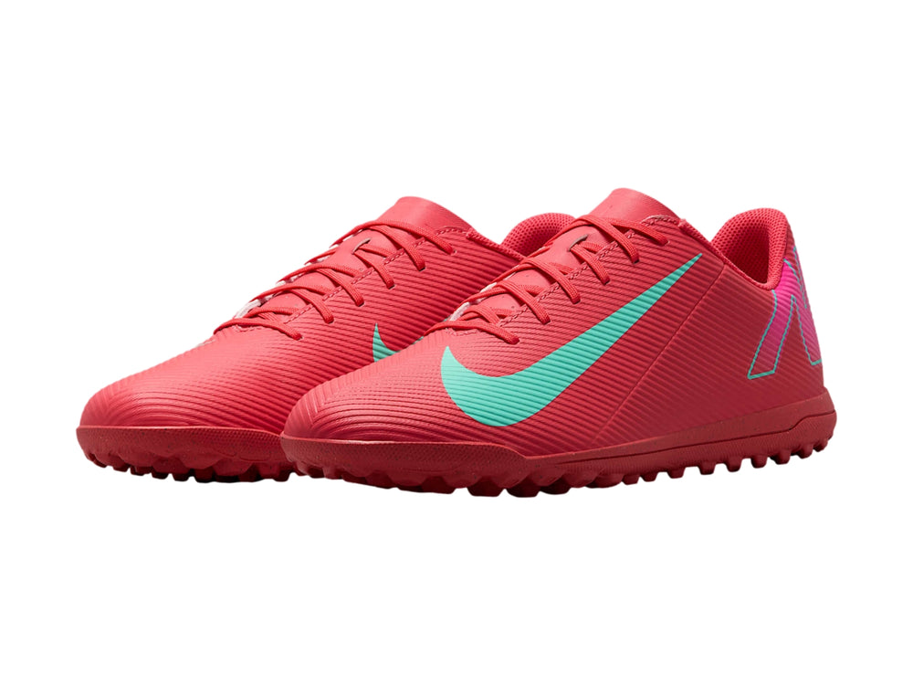 Zapato de fútbol Nike Vapor 16 Club color rojo Ember Glow con detalles en verde Aurora Green.