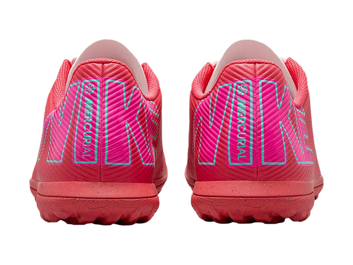 Zapato de fútbol Nike Vapor 16 Club color rojo Ember Glow con detalles en verde Aurora Green.