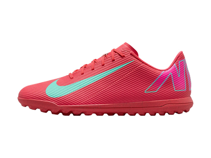 Zapato de fútbol Nike Vapor 16 Club color rojo Ember Glow con detalles en verde Aurora Green.