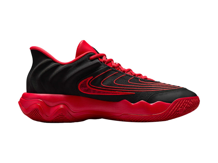 Tenis de baloncesto Nike Giannis Immortality 4 en color negro con suela roja brillante.