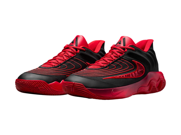 Tenis de baloncesto Nike Giannis Immortality 4 en color negro con suela roja brillante.
