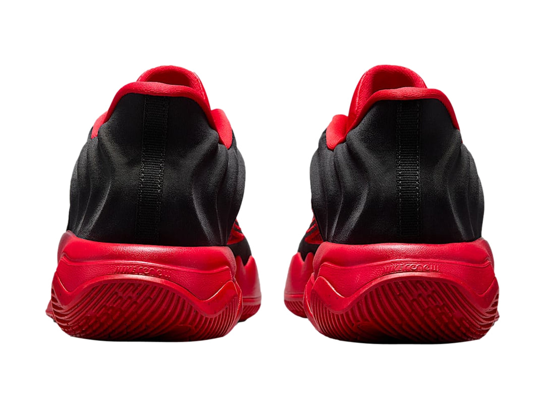 Tenis de baloncesto Nike Giannis Immortality 4 en color negro con suela roja brillante.