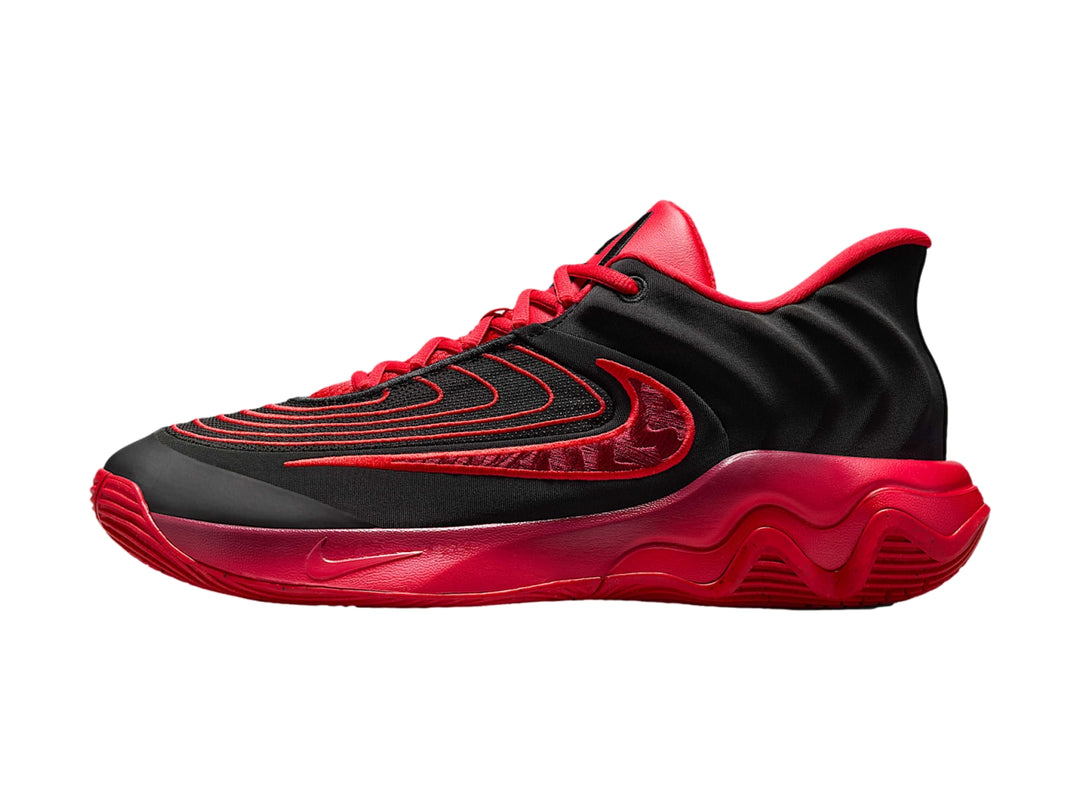 Tenis de baloncesto Nike Giannis Immortality 4 en color negro con suela roja brillante.