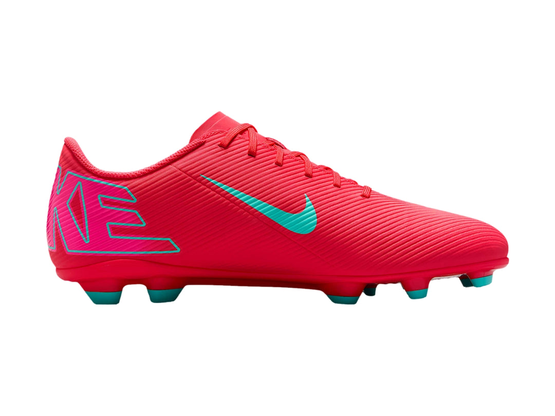 Zapato de fútbol Nike Vapor 16 Club en color rojo Ember Glow con detalles en verde Aurora Green.