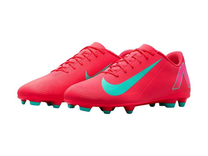 Zapato de fútbol Nike Vapor 16 Club en color rojo Ember Glow con detalles en verde Aurora Green.