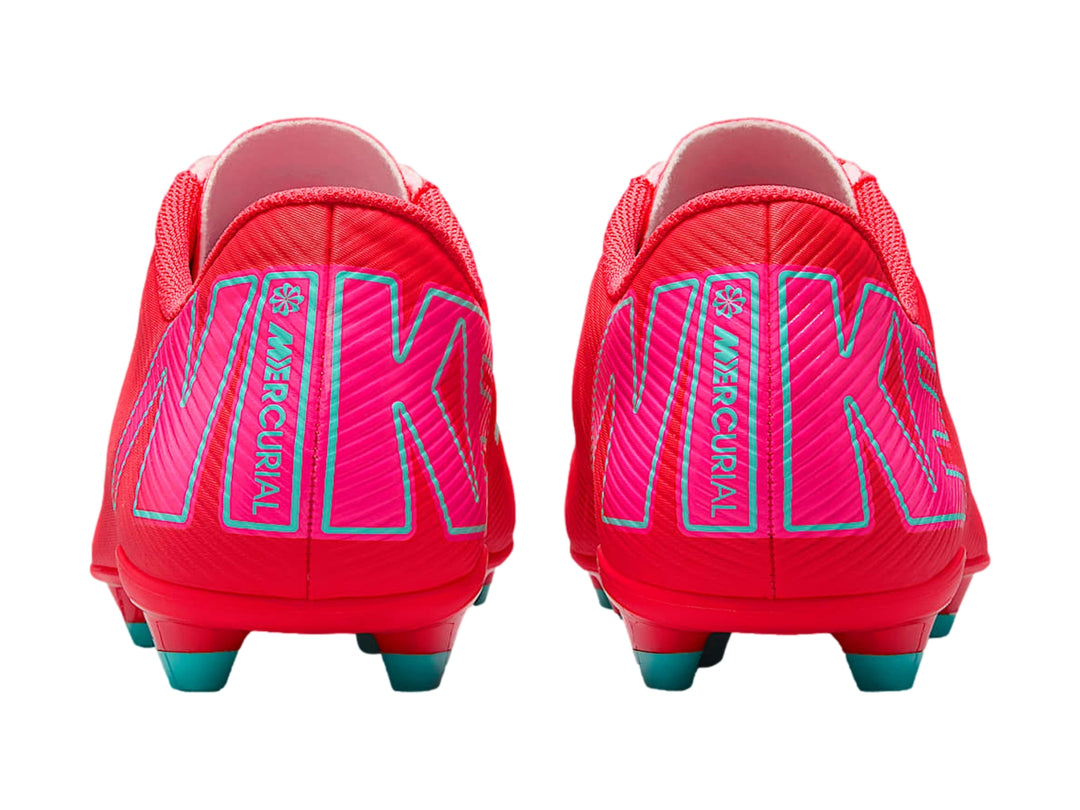 Zapato de fútbol Nike Vapor 16 Club en color rojo Ember Glow con detalles en verde Aurora Green.
