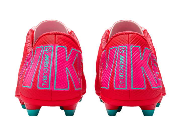 Zapato de fútbol Nike Vapor 16 Club en color rojo Ember Glow con detalles en verde Aurora Green.