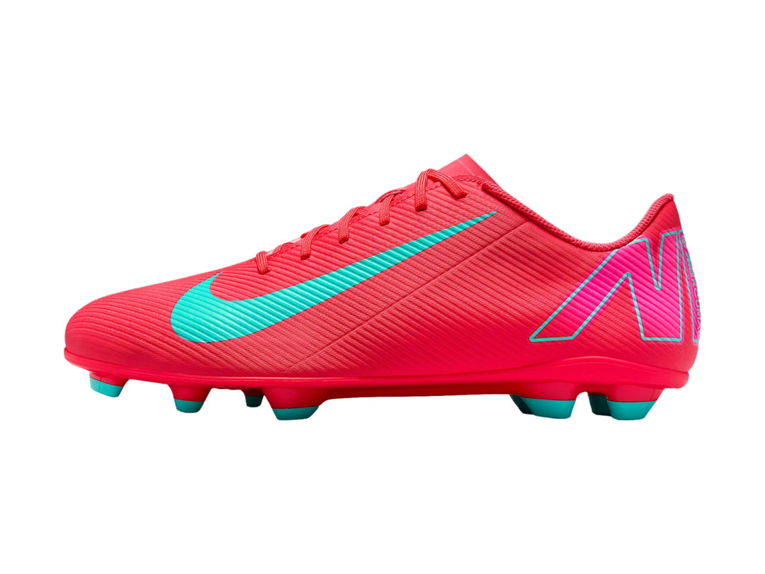 Zapato de fútbol Nike Vapor 16 Club en color rojo Ember Glow con detalles en verde Aurora Green.