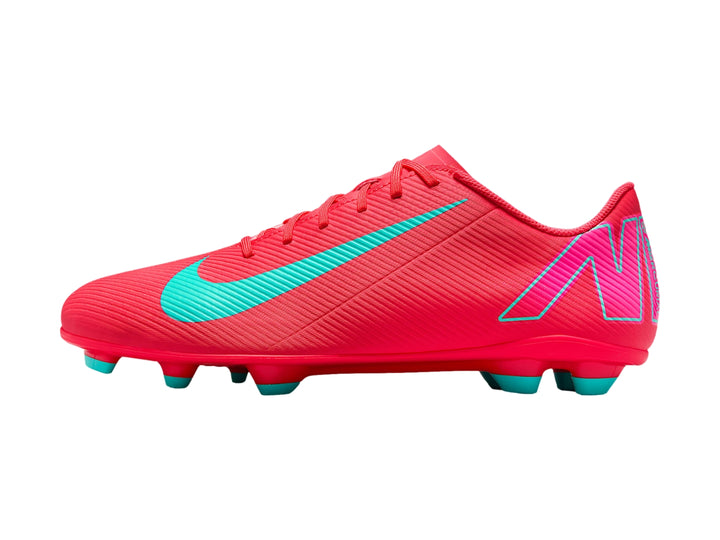 Zapato de fútbol Nike Vapor 16 Club en color rojo Ember Glow con detalles en verde Aurora Green.