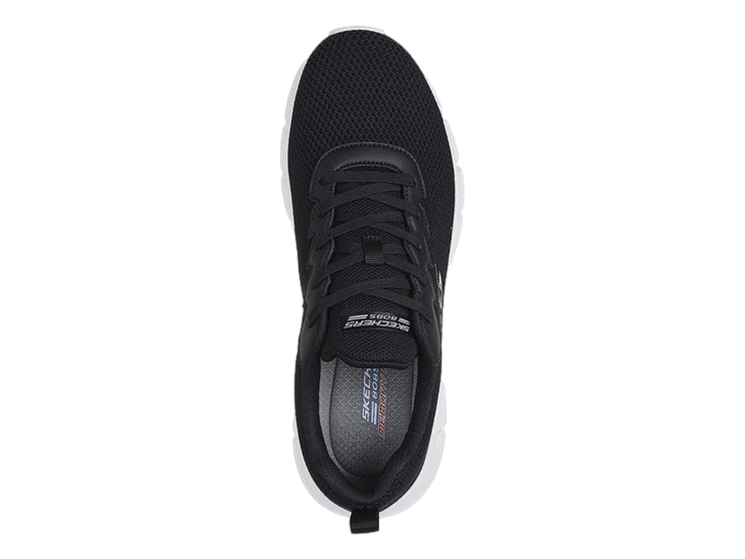 Tenis Skechers color negro con suela blanca y logotipo lateral en color gris.