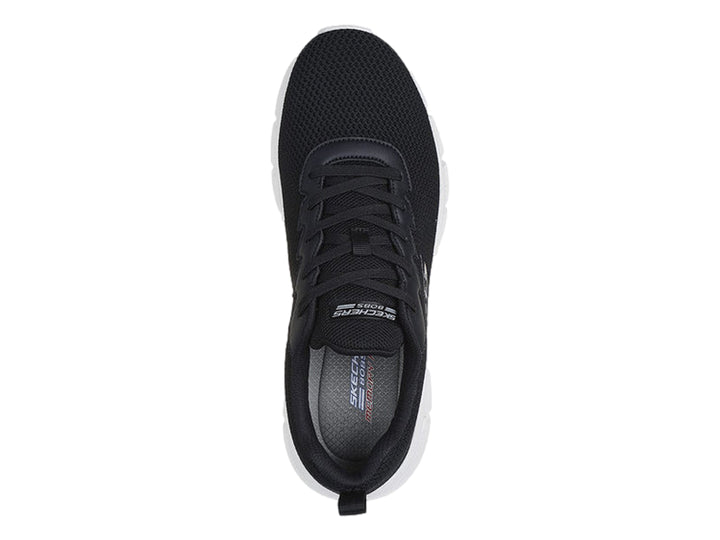 Tenis Skechers color negro con suela blanca y logotipo lateral en color gris.