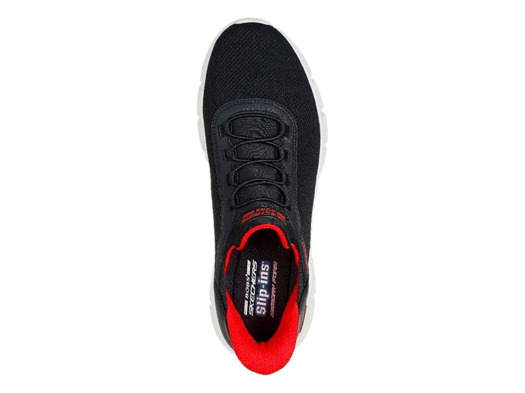Tenis Skechers negros con suela blanca y detalles en rojo, diseño deportivo de malla.