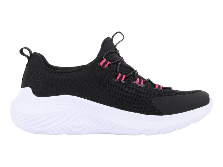 Tenis deportivos Skechers en color negro con suela blanca y cordones con detalles en fucsia.