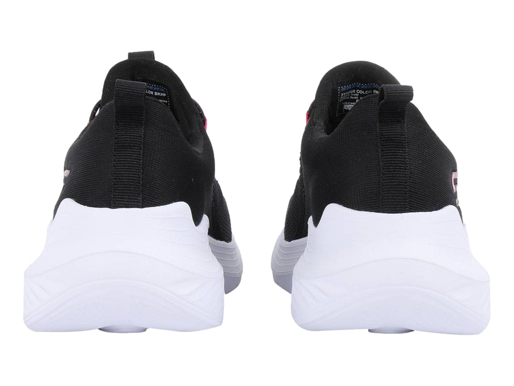 Tenis deportivos Skechers en color negro con suela blanca y cordones con detalles en fucsia.